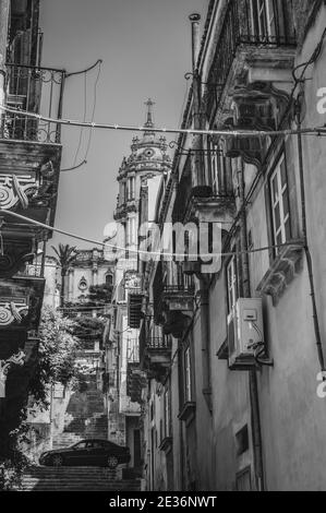 Piccolo vicolo di Modica, Ragusa, Sicilia, Italia, Europa, Patrimonio dell'Umanità Foto Stock