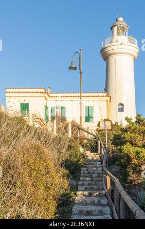 Una meravigliosa vetta famosa tra escursionisti e escursionisti, il Monte Circeo è un promontorio situato a pochi chilometri a sud di Roma. Qui il suo faro Foto Stock