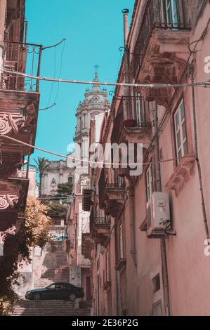 Piccolo vicolo di Modica, Ragusa, Sicilia, Italia, Europa, Patrimonio dell'Umanità Foto Stock