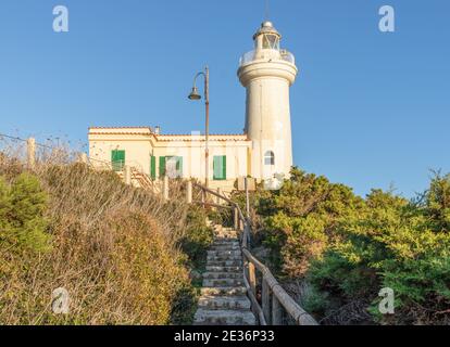 Una meravigliosa vetta famosa tra escursionisti e escursionisti, il Monte Circeo è un promontorio situato a pochi chilometri a sud di Roma. Qui il suo faro Foto Stock