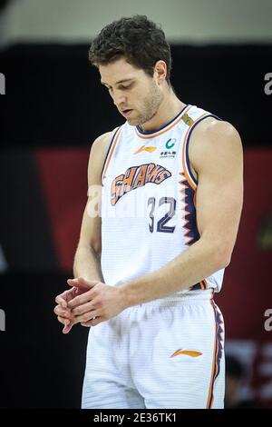 Zhuji, provincia cinese di Zhejiang. 17 gennaio 2021. Jimmer Fredette of Shanghai Sharks reagisce durante la 31esima partita tra i Leoni di Zhejiang e gli squali di Shanghai alla stagione 2020-2021 della lega Chinese Basketball Association (CBA) a Zhuji, nella provincia di Zhejiang della Cina orientale, 17 gennaio 2021. Credit: Pan Yulong/Xinhua/Alamy Live News Foto Stock