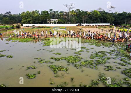 Dhaka, Dhaka, Bangladesh. 16 gennaio 2021. (Nota del redattore: Immagine presa con un drone.).questa fotografia aerea mostra la gente sta aspettando con il polo Bawa che vogliono catturare il pesce in un corpo di acqua in Bishwanath Upazila di Sylhet, una trappola tradizionale a Sylhet, Bangladesh il 17 gennaio 2021. Credit: Zabed Hasnain Chowdhury/ZUMA Wire/Alamy Live News Foto Stock