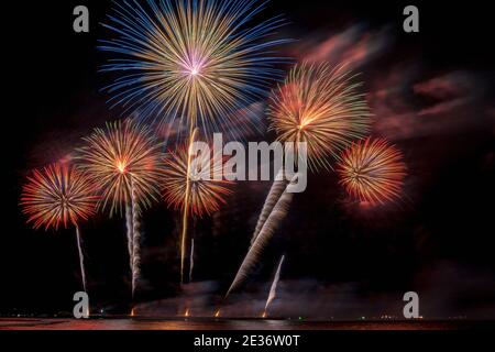 Fantastici fuochi d' artificio multicolore celebrazione dalla grande barca sul mare, celebrazione concept Foto Stock