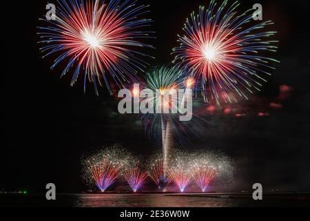 Fantastici fuochi d' artificio multicolore celebrazione dalla grande barca sul mare, celebrazione concept Foto Stock