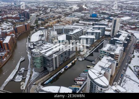 Foto aerea di un giorno di inverni innevati in città Di Leeds nel Regno Unito che mostra l'area a Leeds Conosciuto come il molo di Leeds vicino a Leeds e Liverpool cana Foto Stock