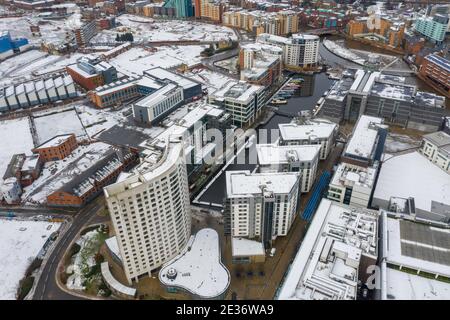 Foto aerea di un giorno di inverni innevati in città Di Leeds nel Regno Unito che mostra l'area a Leeds Conosciuto come il molo di Leeds vicino a Leeds e Liverpool cana Foto Stock