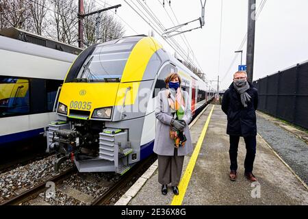 NMBS - Sophie Dutordoir, CEO della SNCB e vice primo ministro e. Mobilità Ministro Georges Gilkinet posa per il fotografo a a. incontro del ministro Foto Stock