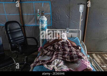 Mamuju, Indonesia. 17 gennaio 2021. Una persona ferita si riposa in un rifugio temporaneo dopo che un terremoto di 6.2 magnitudo ha colpito Mamuju, Sulawesi Occidentale, Indonesia, 17 gennaio 2021. Credit: Opan/Xinhua/Alamy Live News Foto Stock