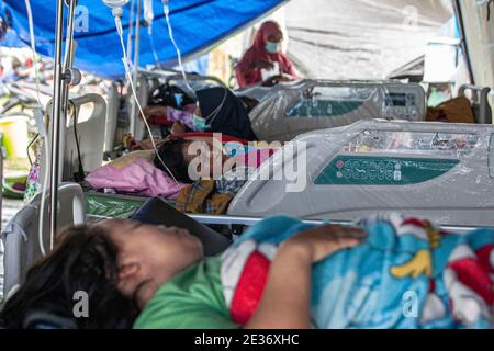 Mamuju, Indonesia. 17 gennaio 2021. Le persone si riposano in un rifugio temporaneo dopo che un terremoto di 6.2 magnitudo ha colpito Mamuju, Sulawesi Occidentale, Indonesia, 17 gennaio 2021. Credit: Opan/Xinhua/Alamy Live News Foto Stock