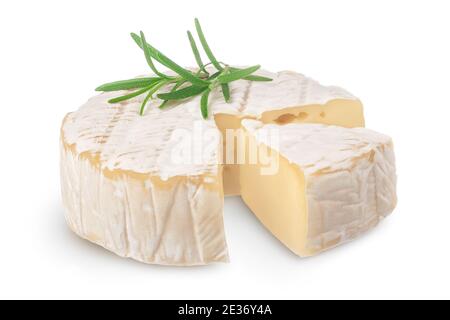 Formaggio Camembert con rosmarino isolato su fondo bianco con rifilatura percorso e profondità di campo completa Foto Stock