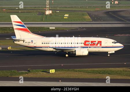 CSA Czech Airlines Boeing 737-500 con registrazione OK-XGD sulla Taxiway all'aeroporto di Dusseldorf. Foto Stock