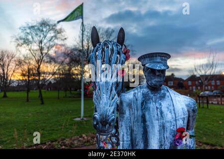 Nel tardo pomeriggio al Pershore Warhorse Memorial nell'Abbey Park Grounds, Worcestershire, Inghilterra Foto Stock