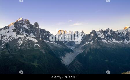 Tramonto con alpenglow, vista sulla lingua del ghiacciaio, Mer de Glace, vette di montagna, Les Periades, massiccio del Monte Bianco, Chamonix-Mont-Blanc, Rodano-Alpi Foto Stock