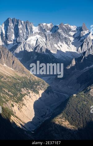 Vista della lingua del ghiacciaio, Mer de Glace, cime delle montagne, Les Periades, massiccio del Monte Bianco, Chamonix-Mont-Blanc, Rodano-Alpi, Francia Foto Stock