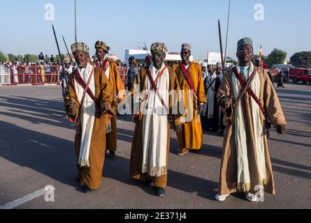 Uomini tradizionali vestiti Toubou, danza, festival tribale Place de la Nation, N'Djamena, Ciad Foto Stock
