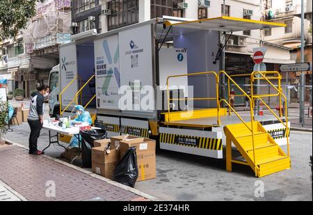 Hong Kong, Hong Kong, . 17 gennaio 2021. A seguito di un focolaio di cluster in un vecchio edificio di locazione in Reclamation Street a Yau ma Tei, Hong Kong emette il suo primo ordine di isolamento per interi blocchi residenziali. Quelli lasciati indietro nella comunità circostante sono ordinati a partecipare a un programma di test obbligatorio. I centri di raccolta mobili sono allestiti su Canton Road. Credit: Jayne Russell/ZUMA Wire/Alamy Live News Foto Stock