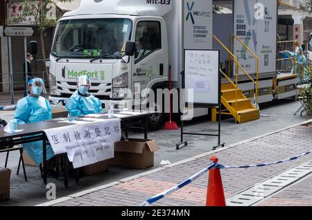 Hong Kong, Hong Kong, . 17 gennaio 2021. A seguito di un focolaio di cluster in un vecchio edificio di locazione in Reclamation Street a Yau ma Tei, Hong Kong emette il suo primo ordine di isolamento per interi blocchi residenziali. Quelli lasciati indietro nella comunità circostante sono ordinati a partecipare a un programma di test obbligatorio. I centri di raccolta mobili sono allestiti su Canton Road. Credit: Jayne Russell/ZUMA Wire/Alamy Live News Foto Stock