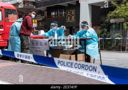 Hong Kong, Hong Kong, . 17 gennaio 2021. A seguito di un focolaio di cluster in un vecchio edificio di locazione in Reclamation Street a Yau ma Tei, Hong Kong emette il suo primo ordine di isolamento per interi blocchi residenziali. Quelli lasciati indietro nella comunità circostante sono ordinati a partecipare a un programma di test obbligatorio. I centri di raccolta mobili sono allestiti su Canton Road. Credit: Jayne Russell/ZUMA Wire/Alamy Live News Foto Stock