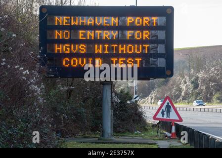 Brighton, 17 gennaio 2021: Segnale stradale avvertimento piloti HGV che Newhaven Port è chiuso a loro senza un Covid test Credit: Andrew Hasson/Alamy Live News Foto Stock