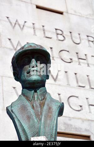 Un busto di bronzo di Orville Wright ai fratelli Wright Monumento nazionale a Kill Devil Hills sulle banche esterne Della Carolina del Nord Foto Stock