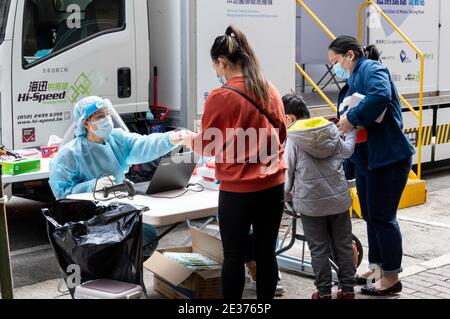 Hong Kong, Cina. 17 gennaio 2021. A seguito di un'epidemia di grappolo in un vecchio edificio di locazione in Reclamation Street a Yau ma Tei, Hong Kong emette il suo primo ordine di isolamento per interi blocchi residenziali. Coloro che sono rimasti indietro nella comunità circostante sono ordinati a partecipare a un programma di test obbligatorio. I centri di raccolta mobili sono allestiti su Canton Road. Credit: Jayne Russell/Alamy Live News Foto Stock