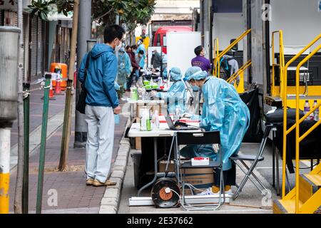 Hong Kong, Cina. 17 gennaio 2021. A seguito di un'epidemia di grappolo in un vecchio edificio di locazione in Reclamation Street a Yau ma Tei, Hong Kong emette il suo primo ordine di isolamento per interi blocchi residenziali. Coloro che sono rimasti indietro nella comunità circostante sono ordinati a partecipare a un programma di test obbligatorio. I centri di raccolta mobili sono allestiti su Canton Road. Credit: Jayne Russell/Alamy Live News Foto Stock