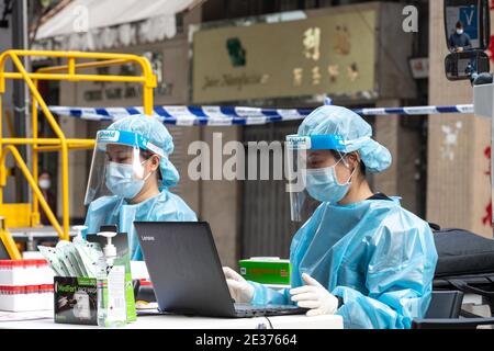 Hong Kong, Cina. 17 gennaio 2021. A seguito di un'epidemia di grappolo in un vecchio edificio di locazione in Reclamation Street a Yau ma Tei, Hong Kong emette il suo primo ordine di isolamento per interi blocchi residenziali. Coloro che sono rimasti indietro nella comunità circostante sono ordinati a partecipare a un programma di test obbligatorio. I centri di raccolta mobili sono allestiti su Canton Road. Credit: Jayne Russell/Alamy Live News Foto Stock