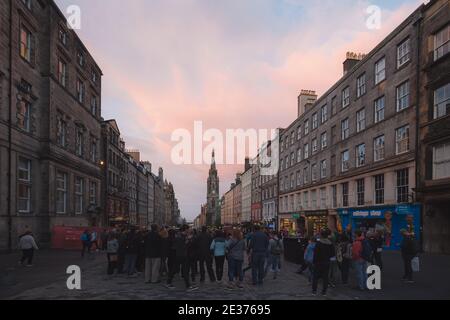 Edimburgo, Scozia - Luglio 26 2017: I turisti si affollano lungo il Royal Mile nel centro storico di Edimburgo per guardare un peromero di strada in un evento estivo Foto Stock