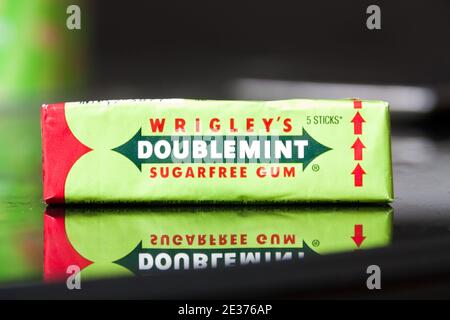 Batumi. Georgia - 14 dicembre 2020: Closeup Doublemint Gum di Wrigley sul tavolo Foto Stock