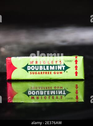 Batumi. Georgia - 14 dicembre 2020: Closeup Doublemint Gum di Wrigley sul tavolo Foto Stock