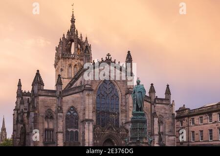 L'architettura gotica di St, la Cattedrale di Giles contro un suggestivo cielo al tramonto lungo il Royal Mile nella Città Vecchia di Edimburgo. Foto Stock