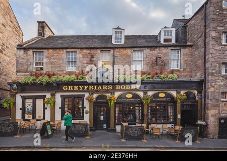 Edimburgo, Scozia - Luglio 26 2017: Il famoso Greyfriars Bobby Pub dedicato allo Skye Terrier che custodì la tomba del suo proprietario. Foto Stock