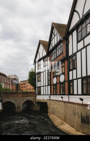Lo storico ponte Clattern del XII secolo sul fiume Hogsmill nella pittoresca città vecchia di Kingston upon Thames, a sud-ovest di Londra, Inghilterra. Foto Stock