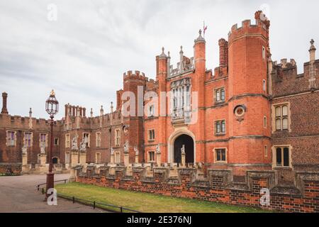 L'entrata del cortile reale all'Hampton Court Palace del XVI secolo, residenza di Enrico VIII a Richmond upon Thames, a Londra, Inghilterra. Foto Stock