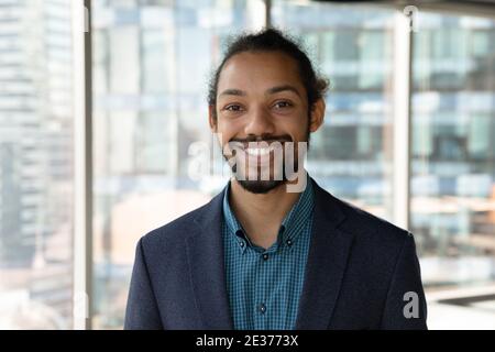 Ritratto di un uomo d'affari etnico sorridente in ufficio Foto Stock