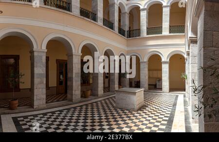 Il patio del municipio di Ermoupolis, isola di Syros, Cicladi, Mar Egeo, Grecia, Europa. Foto Stock