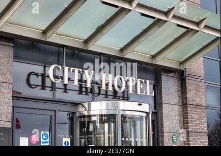 Derry, Irlanda del Nord - 16 gennaio 2020: L'ingresso al City Hotel nella città di Derry Foto Stock