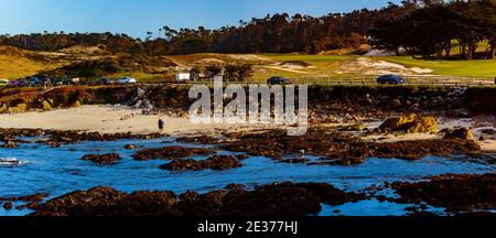 Pebble Beach, California, 17 febbraio 2018: Spiaggia popolare lungo la 17 Mile Drive con il Cypress Point Golf Club sullo sfondo. Foto Stock