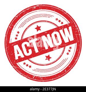 ACT NOW testo sul rosso tondeggiante texture timbro. Foto Stock