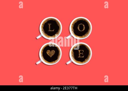 Quattro tazze con caffè espresso con schiuma e SCRITTA AMORE su sfondo rosa. Biglietto d'auguri per San Valentino, cuore Foto Stock