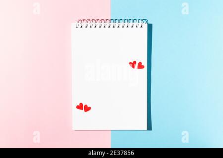 Blocco note bianco per note con cuori rossi su rosa e. biglietto d'auguri per il giorno di san valentino Foto Stock