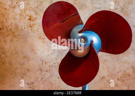 Pale del vecchio tavolo portatile vintage fan. Primo piano del ventilatore elettrico retro sovietico su sfondo beige (con spazio vuoto). Foto Stock