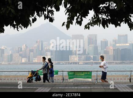 Hong Kong, Cina. 17 gennaio 2021. Le persone che indossano maschere facciali si vedono a Hong Kong, Cina meridionale, 17 gennaio 2021. Il Centro per la protezione della salute (CHP) di Hong Kong ha segnalato 55 ulteriori casi confermati di COVID-19 la domenica, portando il suo totale a 9,557. I nuovi casi includevano 51 infezioni locali, di cui 16 di origine sconosciuta, secondo un comunicato stampa del CHP. Ci sono stati anche più di 80 casi testati preliminarmente positivi. Credit: Li Gang/Xinhua/Alamy Live News Foto Stock