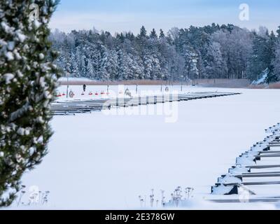 Helsinki / Finlandia - 17 GENNAIO 2021: Splendido scenario invernale dal porto con un lago ghiacciato in primo piano Foto Stock