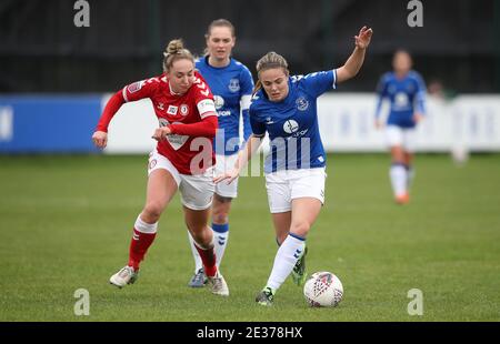 Simone Magill di Everton (a destra) e Aimee Rose Palmer di Bristol City (a sinistra) si battono per la palla durante la partita della Super League delle Femminile al Walton Hall Park, Liverpool. Foto Stock