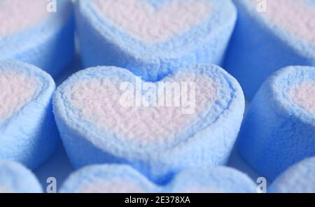 Closeup pastello blu e bianco a forma di cuore caramelle Marshmallow in Righe Foto Stock