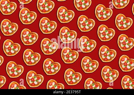 impastare la pizza con forma di cuore Foto Stock