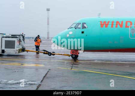 Ucraina, Kiev - 29 dicembre 2020: L'aereo passeggeri viene trainato per il decollo su un giunto rigido. Aeroporto di nebbia, cattiva visibilità e maltempo Foto Stock