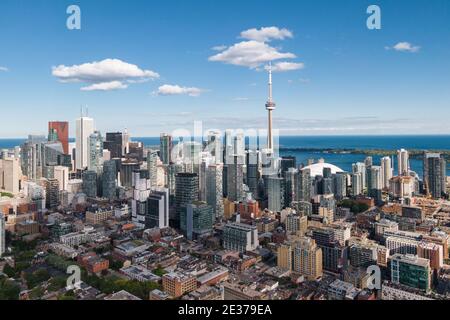 Toronto, Ontario, Canada, vista aerea del paesaggio urbano di Toronto che include il simbolo architettonico CN Tower e gli edifici moderni nel quartiere finanziario. Foto Stock