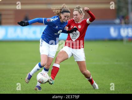 Nicoline Sorensen di Everton (a sinistra) e Aimee Rose Palmer di Bristol City (a destra) combattono per la palla durante la partita della Super League delle Femminile al Walton Hall Park, Liverpool. Foto Stock